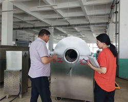 歡迎土耳其客戶來廠考察大型電磁流水線炒貨機 歡迎土耳其客戶來廠考察大型電磁流水線炒貨機