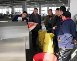 歡迎上海劉總一行四人來許昌智工實地考察多功能電磁炒貨機烘炒飼料 歡迎上海劉總一行四人來許昌智工實地考察多功能電磁炒貨機烘炒飼料