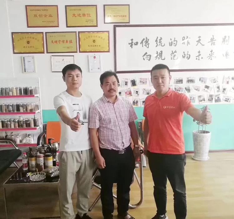 8月26日，浙江客戶(hù)來(lái)許昌智工試機(jī)后現(xiàn)場(chǎng)訂購(gòu)全套六米電磁流水線(xiàn)炒貨設(shè)備