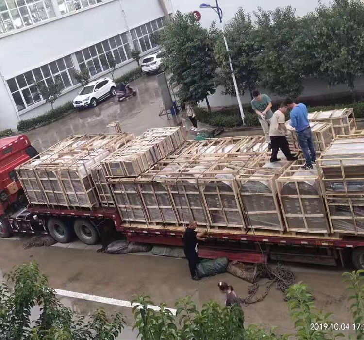 許昌智工15臺中型電磁炒貨機和15臺振動篩裝車中,17米專車發往西藏! 許昌智工15臺中型電磁炒貨機和15臺振動篩裝車中,17米專車發往西藏!