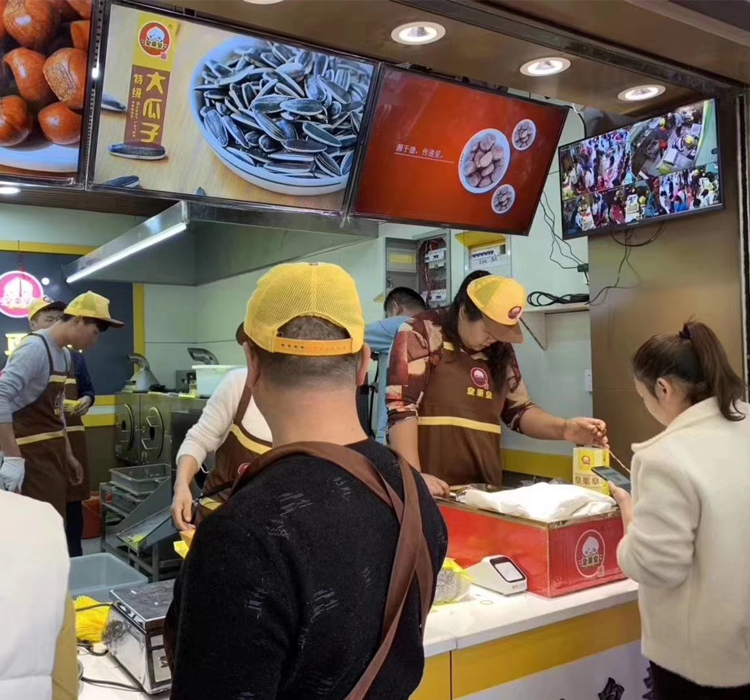 11月9日，河南省平頂山市皇栗皇新店開業(yè)，四臺(tái)電磁炒貨機(jī)同時(shí)炒制中，照樣供不應(yīng)求，現(xiàn)場火爆??！